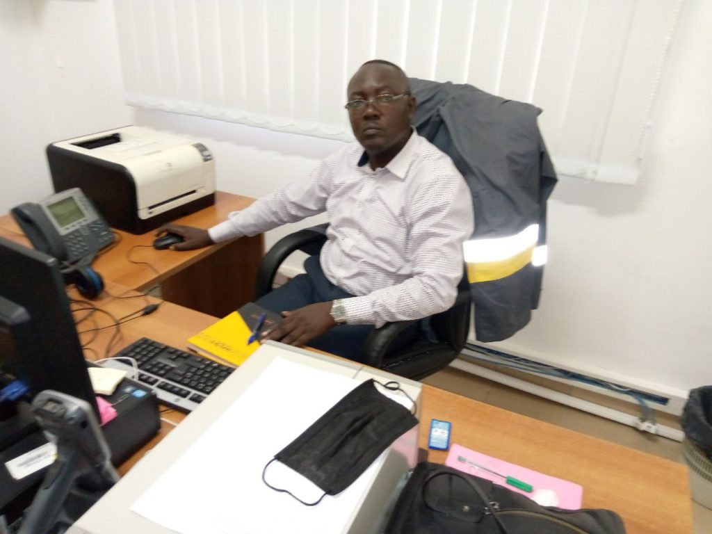 archiviste Bernard PITA, coordonnateur des archives de ENI Congo.  Il s'occupe de la gestion des archives de ladite société.