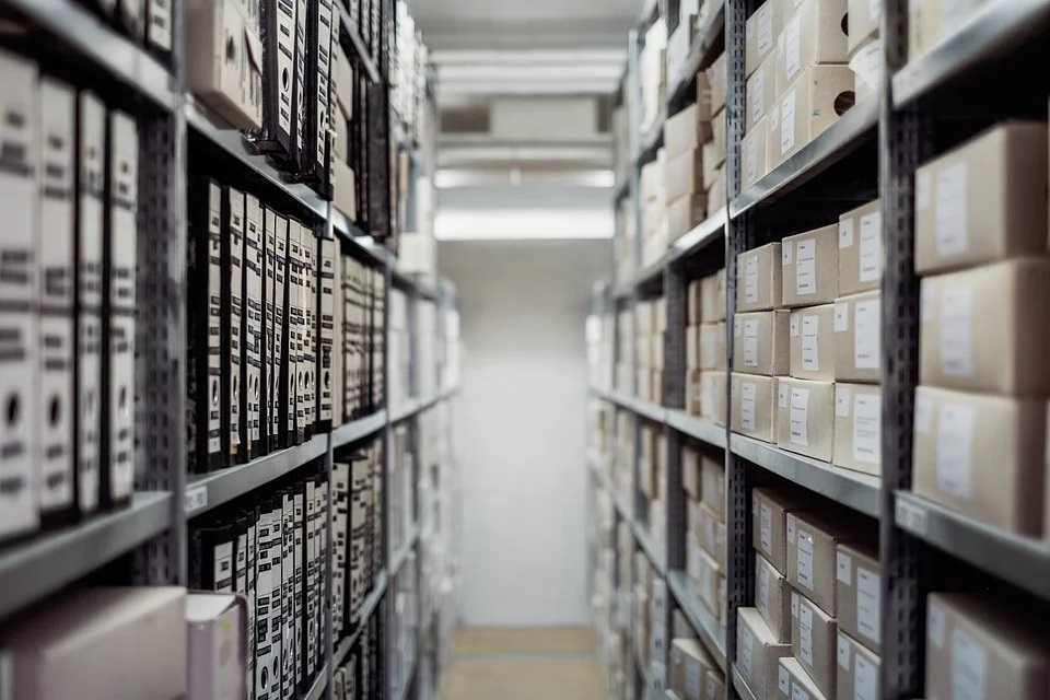 Recruter un archiviste pour avoir ses documents bien organisés.