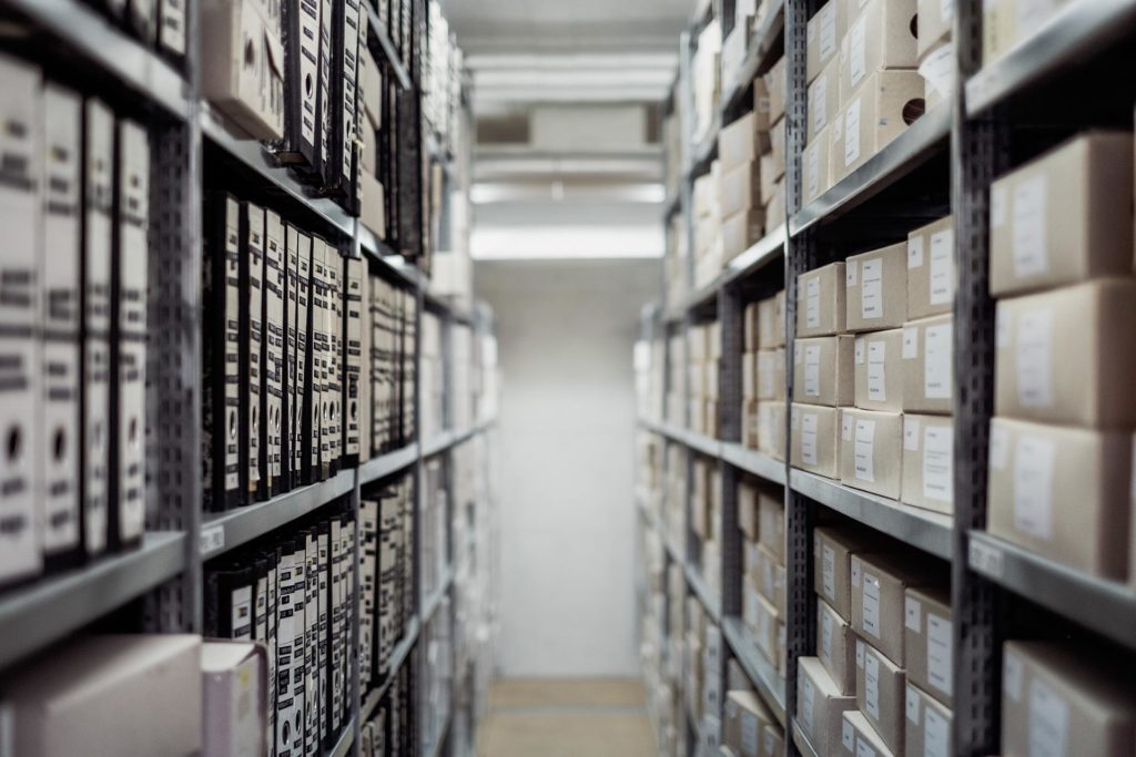 Gérer les archives comme métiers de l'information et de la documentation.