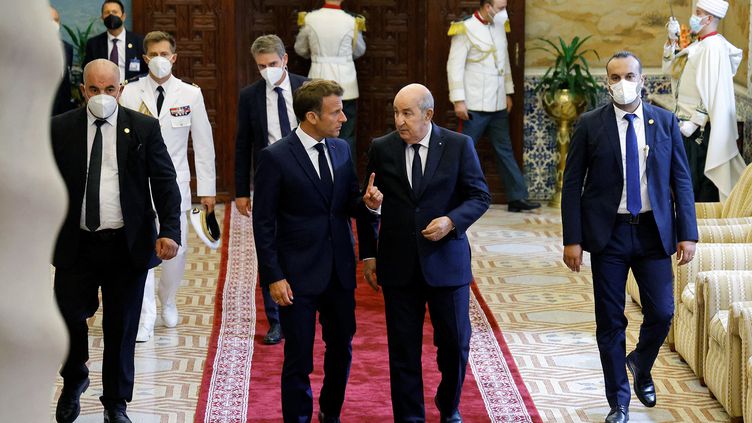 Emmanuel Macron et son homologue algérien Abdelmadjid Tebboune, le 25 août 2022 au palais présidentiel d’Alger. (LUDOVIC MARIN / AFP)