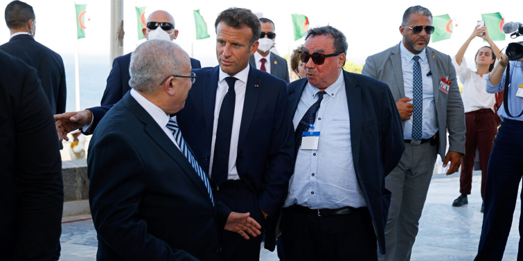 Le président français Emmanuel Macron et l’historien Benjamin Stora  qui a fait la liste des 10 experts-historiens qui feront partie de la commission mixte en conversation avec Ramtane Lamamra, chef de la diplomatie algérienne, à Alger, le 25 août 2022.