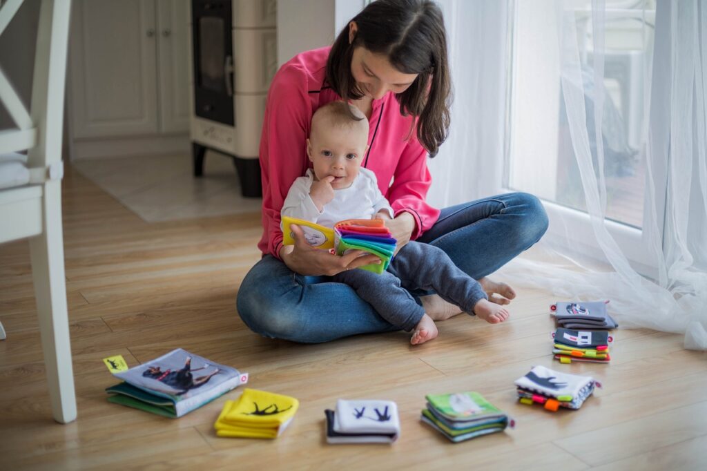 initier les enfants à l’amour du livre, une maman et son bébé entrain de lire