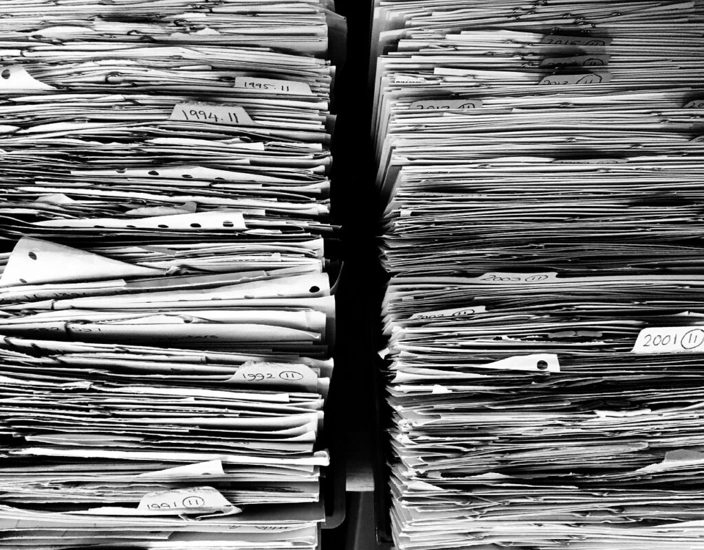 Gérer efficacement ses documents administratifs, pile de documents sur le bureau