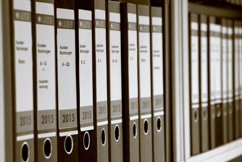 externaliser les archives, classeur de documents sur des rayonnages