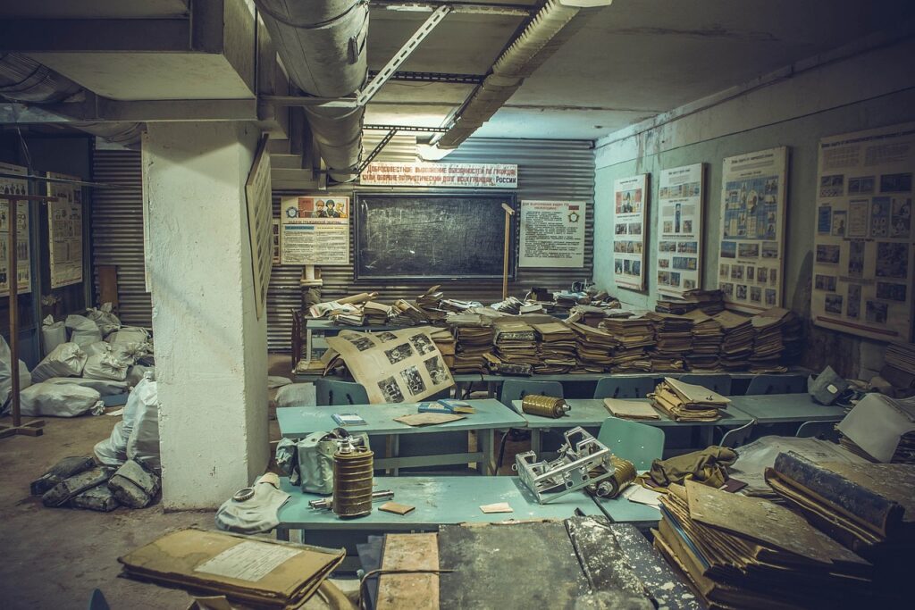 gérer ses archives, images d'une cave avec des documents en vrac