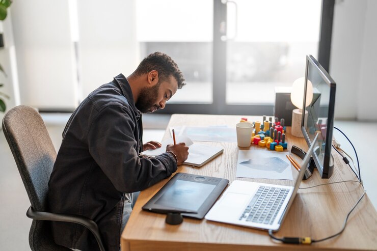 employé en train d'élaborer une documentation technique en 2024