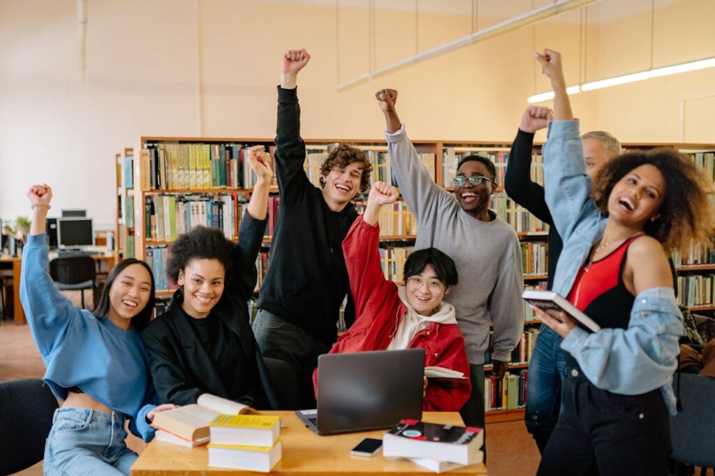 des étudiants en train de travailler au sein en groupe dans une bibliothèque