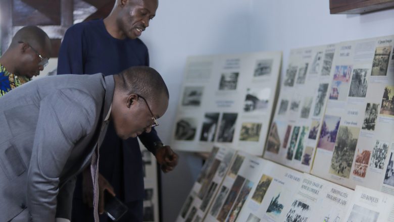 Journée Portes Ouvertes sur les archives au Togo, visite de l'exposition par le ministre du ministre