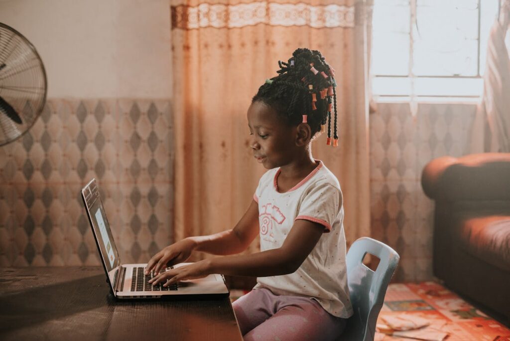 Digitalisation de l'éducation au Gabon, enfant africain en train d'étudier.
