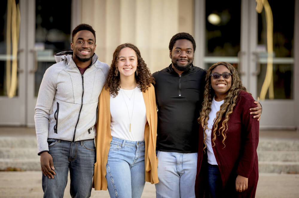 Étudiants africains réussissant leur intégration dans une université française pour leur master en archivistique 