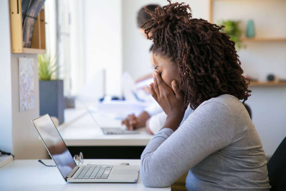 Étudiante africaine utilisant un ordinateur portable et stresser pour par sa candidature en master documentation en France