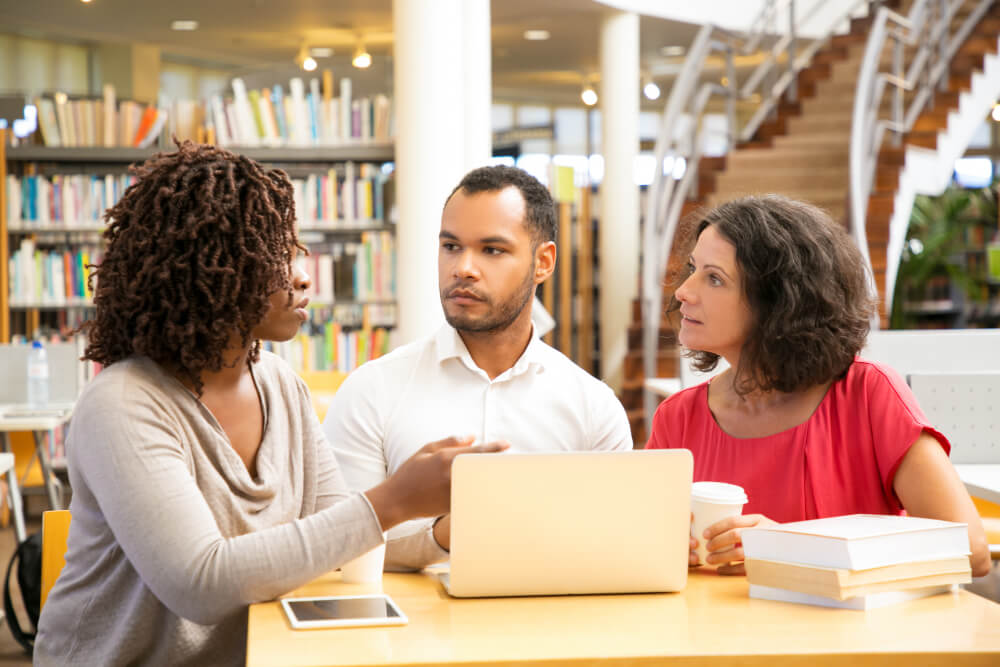 Bibliothèque moderne en France, lieu de travail pour les documentalistes et archivistes