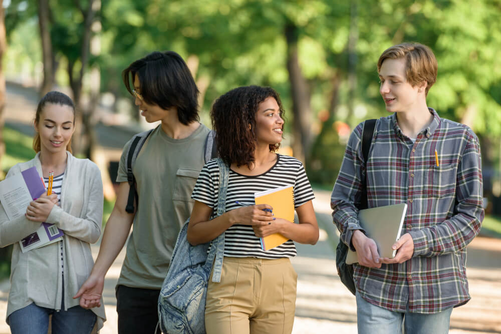 Étudiants internationaux en documentation discutant après les cours en France