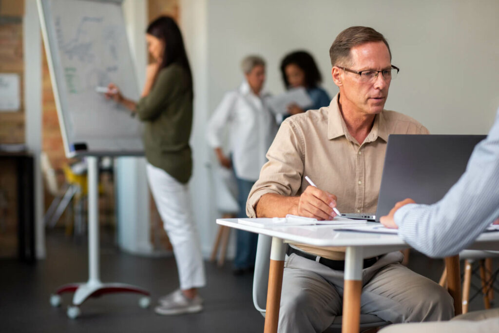 suivre des formations qualifiantes pour devenir documentaliste en 2025