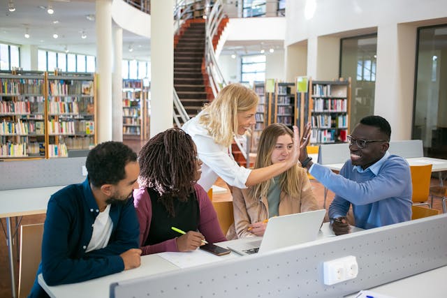 Étudiants internationaux collaborant sur un projet en licence en archivistique en France