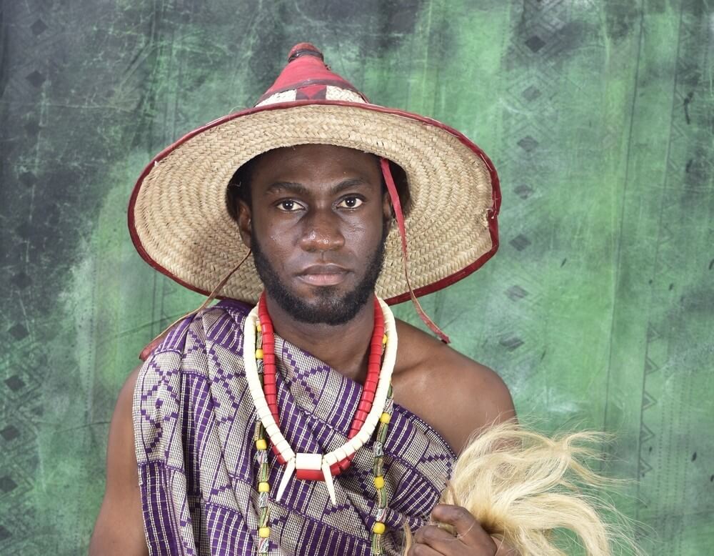 Thierry Videke recueille des récits traditionnels pour la valorisation du patrimoine africain dans un village togolais.