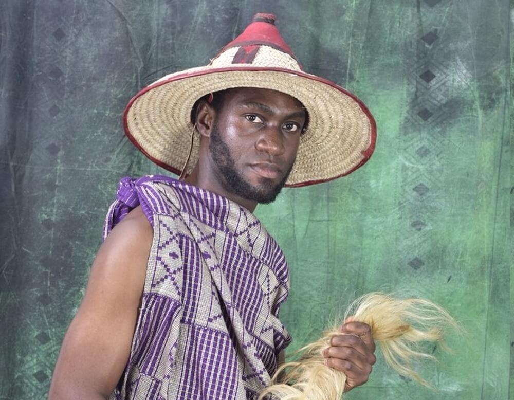 Thierry Videke dans une tenue traditionnelle pour la valorisation du patrimoine africain