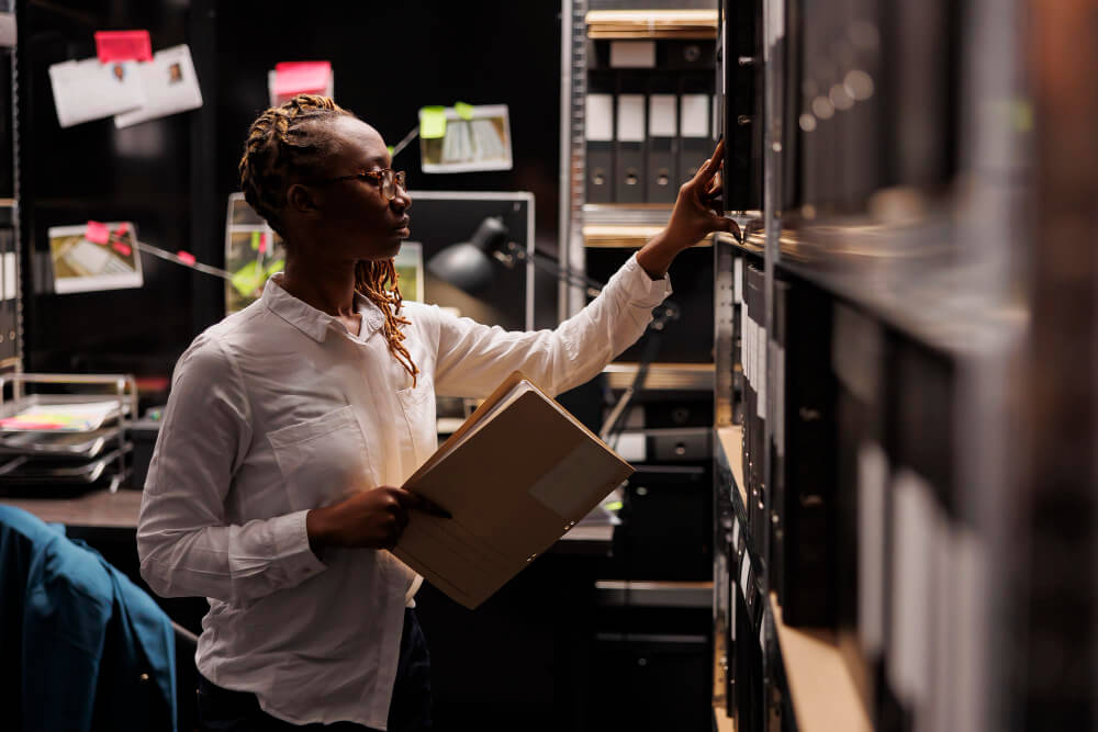 Devenir archiviste en France – un professionnel classant des documents en centre d'archives
