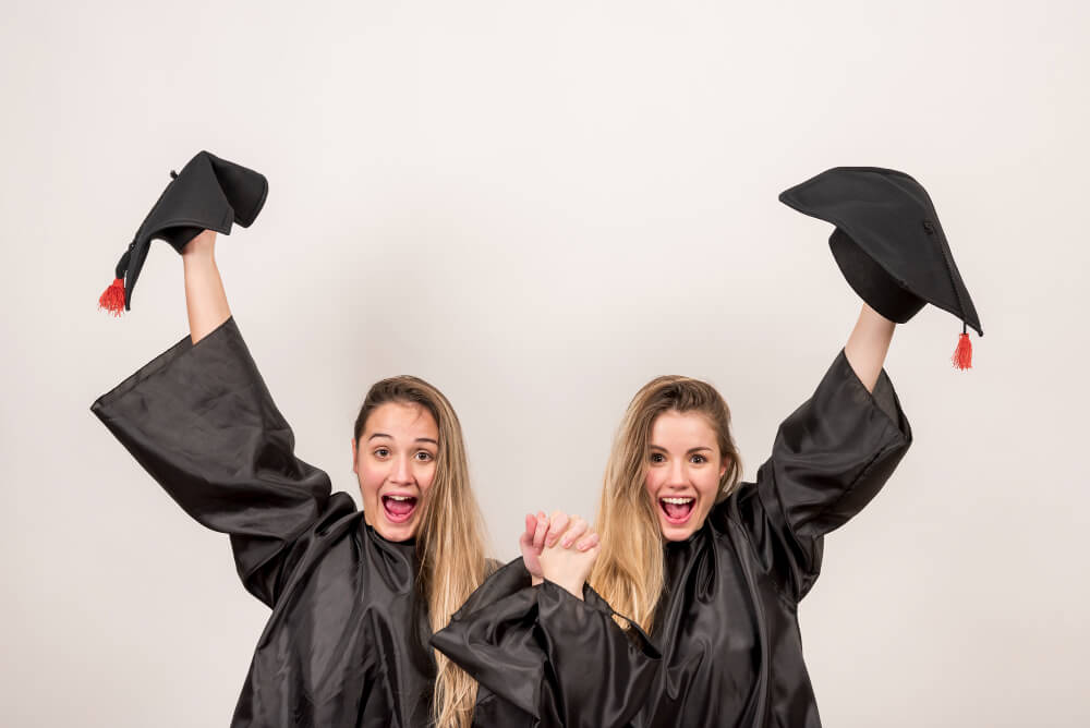 Diplômé en archivistique en France recevant son diplôme lors d'une cérémonie
