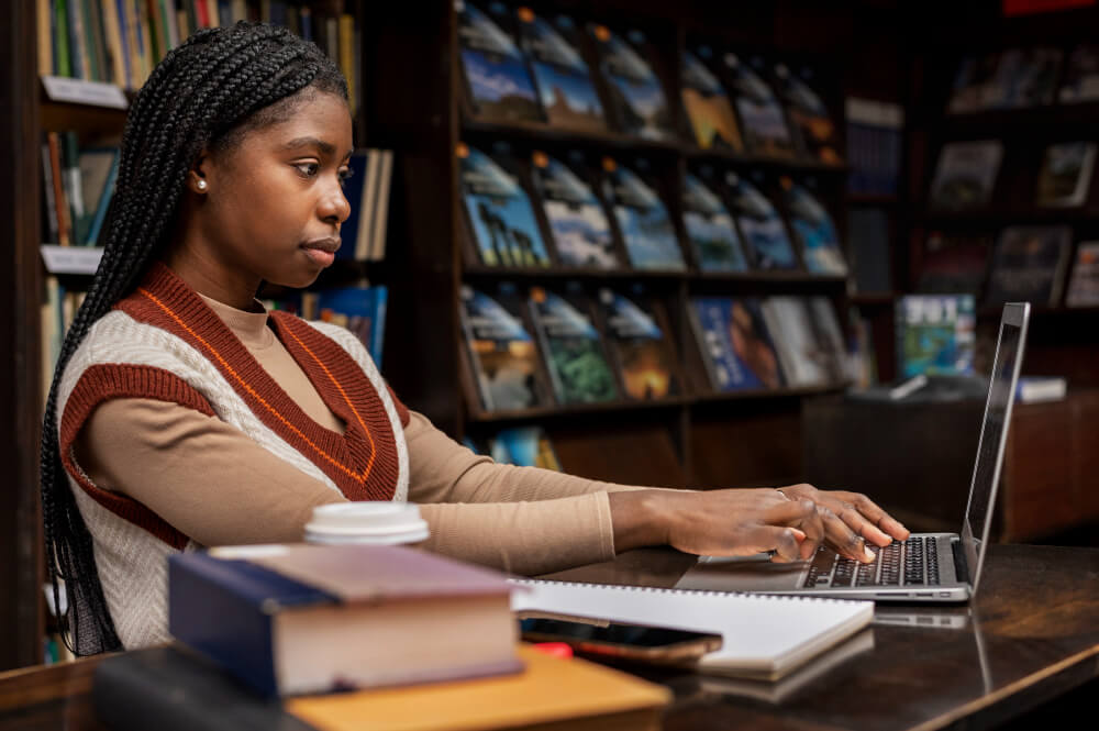 Étudiante africaine préparant son dossier d'admission pour devenir bibliothécaire en France - Études et métiers de l'information.