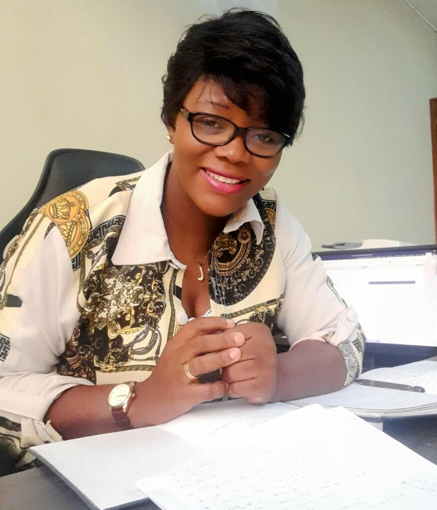 Estelle OBE au bureau en traiter des documents numériques