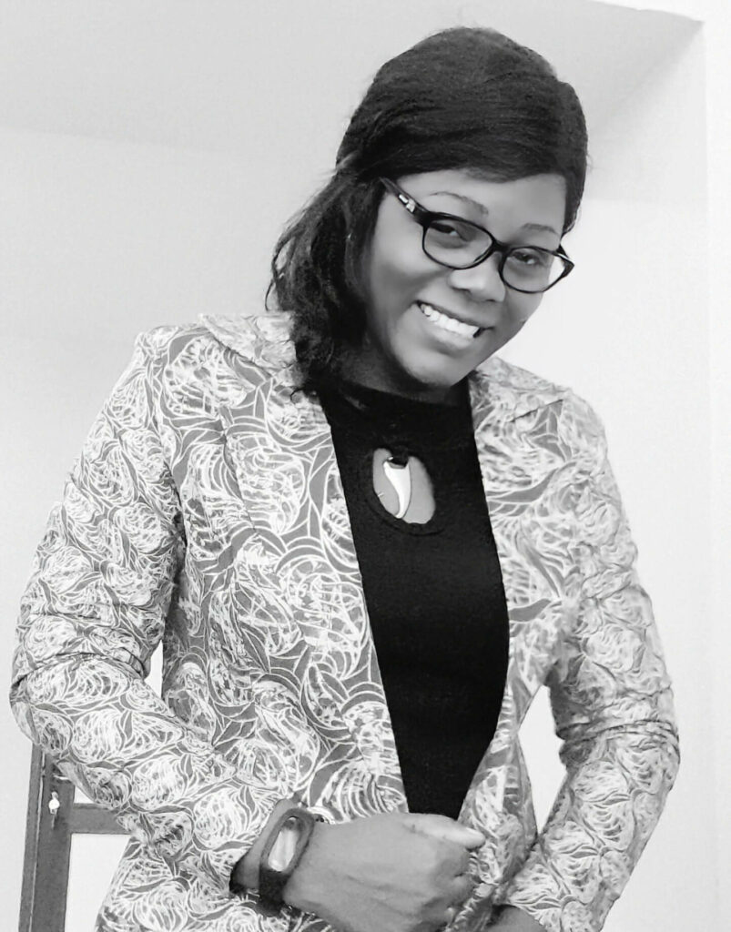 Photo de portrait d’Estelle OBE, présidente de l’ONG Archiviste Leaders, engagée pour la valorisation des archives en Afrique.