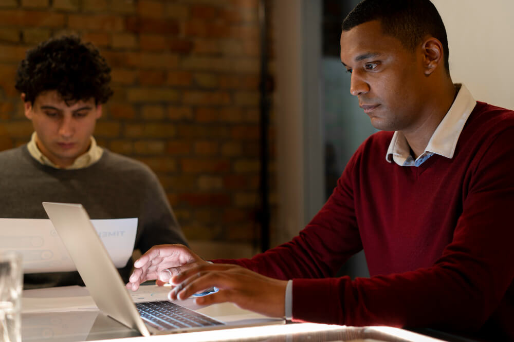 Étudiant africain consultant une plateforme d’accompagnement pour devenir Knowledge Manager en France