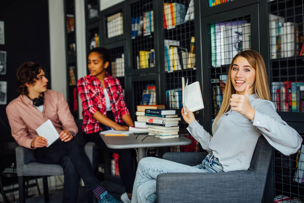 Bibliothèque universitaire en France avec des étudiants - Formation pour devenir bibliothécaire en France.