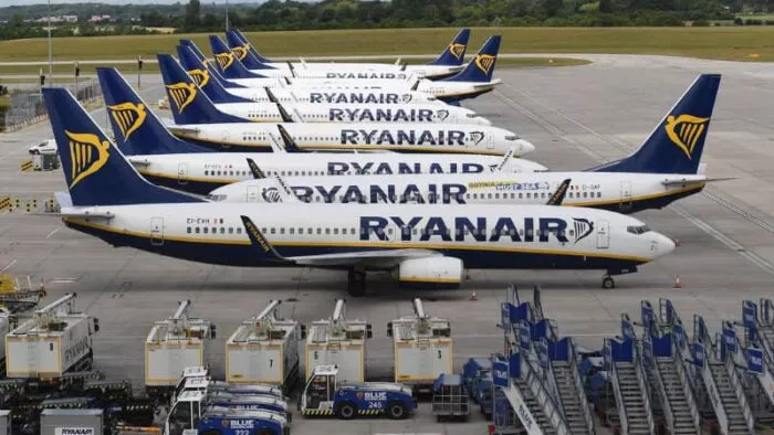 carte d’embarquement numérique Ryanair dans un aéroport
