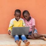 Des enfants manipulant un ordinateur dans le cadre du programme de digitalisation du système éducatif au Sénégal