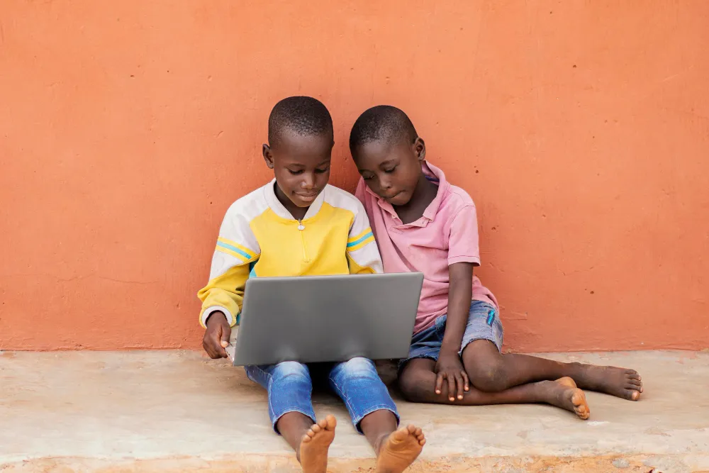 Des enfants manipulant un ordinateur dans le cadre du programme de digitalisation du système éducatif au Sénégal