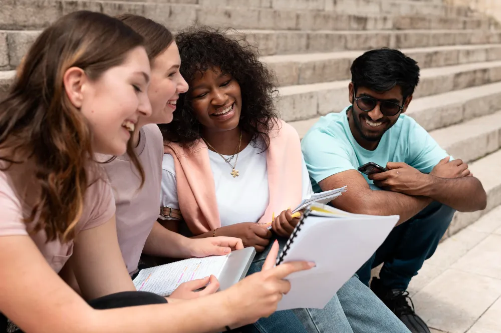 Groupe d'étudiants spécialiser en archivage numérique en train de discuter
