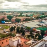 Quartier défavorisé de la Zambie dont le projet d’accélération numérique en Zambie qui bénéficiera de l’inclusion numérique.